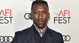 Αμέσως καλύτερα με φουλάρι αντί γραβάτας σαν τον Mahershala Ali