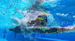 Ο Έλληνας Aquaman δεν σταματά να κολυμπά ποτέ