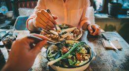 Συνήθειες και trends που σύντομα θα εξαφανιστούν από τα εστιατόρια