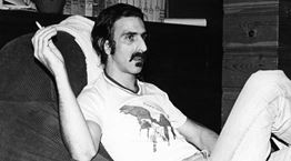 Σπάνιες φωτογραφίες από τη ζωή του αντικομφορμιστή Frank Zappa