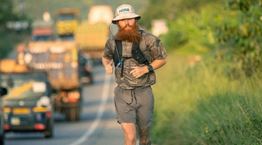 Russel Cook, ο &#39;θεότρελος&#39; δρομέας που έκανε τον γύρο της Αφρικής