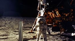 Στο σφυρί σπάνιες φωτογραφίες από την χρυσή εποχή της εξερεύνησης του διαστήματος