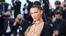 H Bella Hadid στηρίζει την πυρόπληκτη Ελλάδα