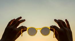 Τα θρυλικά 70s αναβιώνουν φέτος στα γυαλιά ηλίου