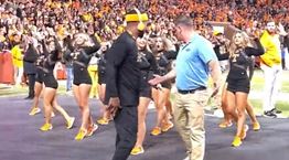 Viral ο &#39;σεκιουριτάς&#39; που χορεύει με τσιρλίντερ