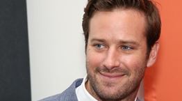 Ο Armie Hammer ξέρει πώς να δείχνει cool φορώντας κοστούμι το καλοκαίρι