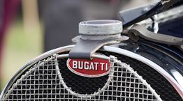 Η Bugatti μόλις αποκάλυψε την άγνωστη σχέση της με τον Alain Delon