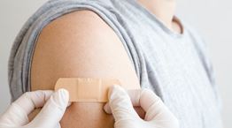 Το εμβόλιο της Οξφόρδης προκάλεσε ανοσοαπόκριση και σε ηλικιωμένους και σε νέους