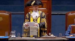 Υποκλινόμαστε στον δήμαρχο του Πόρτσμουθ που ανέλαβε καθήκοντα στα Κλίνγκον με Metallica στο φόντο