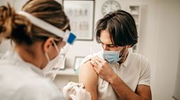 Τι συμβαίνει όταν συνδυαστούν διαφορετικά εμβόλια Covid-19