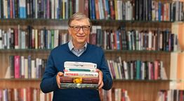 Η λίστα του Bill Gates με τα φετινά βιβλία που θα πάρει στην παραλία