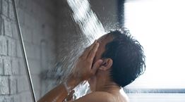 Πόσες φορές πρέπει να κάνεις ντους την εβδομάδα, σύμφωνα με το Harvard