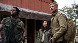 Ο Boyd Holbrook εξηγεί τι συμβαίνει στον "Κυνηγό" που ανοίγει την Πέμπτη στις αίθουσες