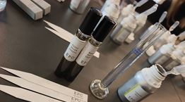 Δημιουργήσαμε τα δικά μας αρώματα στο ειδικό Perfume Blending Masterclass της EPC και της Range Rover