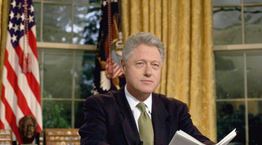 Ο Bill Clinton γράφει το νέο του βιβλίο, ένα πολιτικό θρίλερ