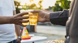 Η CIA ξέρει πόσο αντέχουμε ως Έλληνες στο ποτό