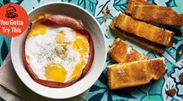 Το τέλειο πρωινό έχει 4 φέτες μορταδέλα, τσένταρ και ένα αυγό