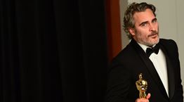 Η αμήχανη στιγμή που ο Joaquin Phoenix έπρεπε να παραλάβει το Oscar του