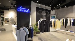 Η πρεσβεία του smart casual επιστρέφει στο Κολωνάκι