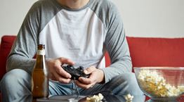 Οι διατροφικοί κίνδυνοι του να κάθεσαι συνέχεια σπίτι