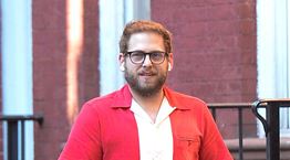 Ο Jonah Hill μόλις έκανε τον κατεξοχήν καλοκαιρινό συνδυασμό χρωμάτων