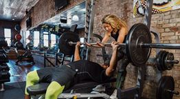 Χρήσιμα tips για να σποτάρεις με ασφάλεια κάποιον που κάνει μπάρα στήθους στο γυμναστήριο