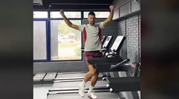 Ο Νόβακ Τζόκοβιτς που χορεύει συρτάκι στον διάδρομο γυμναστικής είναι ό,τι καλύτερο (video)