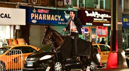 Τίποτα σπουδαίο, απλά ο Keanu Reeves έκανε βόλτες με άλογο στη Νέα Υόρκη