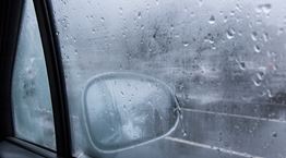 Πώς ξεθολώνει το παρμπρίζ του αυτοκινήτου μέσα σε 10 δευτερόλεπτα, σύμφωνα με το TikTok