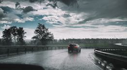 Απλές συμβουλές για οδήγηση στη βροχή