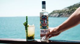 Το Ρούμι Nusa Caña ήρθε για να μας θυμίσει την ξεχασμένη ιστορία της παραγωγής ρουμιού στην Ινδονησία