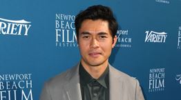 Το boxy κοστούμι του Henry Golding είναι η τελευταία λέξη της μόδας