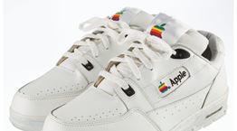 Ο Οίκος Versace φημολογείται ότι θα επαναλανσάρει τα θρυλικά sneakers της Apple