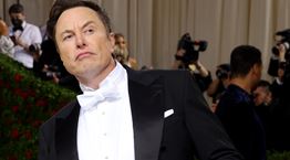 Ο Elon Musk εμφανίστηκε στο Met Gala με τη μητέρα του