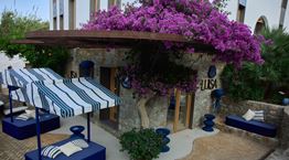 Η καλοκαιρινή ανεμελιά και η premium αισθητική της καλοκαιρινής συλλογής MONCLER γιορτάστηκαν στο κατάστημα LUISA WORLD της Μυκόνο