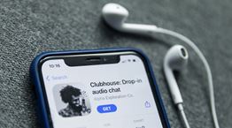 Το Clubhouse καλωσορίζει τα γραπτά μηνύματα