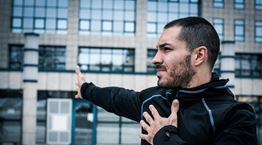 Πιέσεις με landmine για ώμους σούπερ ήρωα