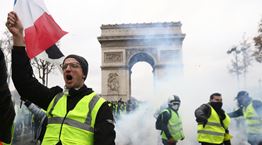 &quot;Κίτρινα Γιλέκα&quot;: Το χρονικό της επανάστασης των σύγχρονων &quot;Αθλίων&quot; του Βίκτωρος Ουγκώ