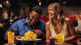 Κλέλια Ανδριολάτου-Εμμανουήλ Καραλής: Μια αληθινή φιλία με πολλά inside jokes και βραδιές στα TGI Fridays