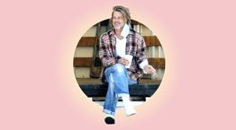 Ακόμα και όταν προσφέρει εθελοντική εργασία, ο Brad Pitt είναι αφόρητα cool