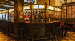 Η ιστορία της θρυλικής αθηναϊκής παμπ Red Lion