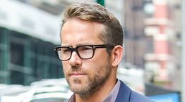 Ο Ryan Reynolds δείχνει πως φοριέται το κοστούμι της δουλειάς το Σαββατοκύριακο