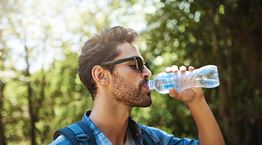Γιατί η συνεχής κατανάλωση νερού δεν είναι καλή ιδέα