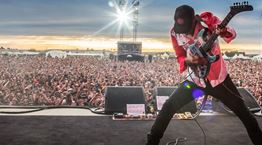 Ο Tom Morello των Rage Against The Machine θα είναι special guest των Smashing Pumpkins στο ΣΕΦ