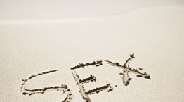 4 πράγματα που πρέπει να σκεφτείς προτού κάνεις σεξ στην παραλία