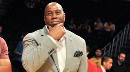 Σε άλλα νέα, ο Magic Johnson &#39;αλωνίζει&#39; στο Ιόνιο ως αρχαίος Έλληνας