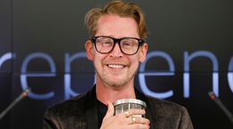H απίστευτη ομοιότητα του Macaulay Culkin με τον γιο του