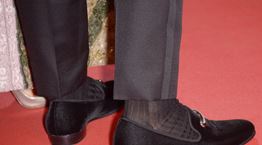 Τα μαύρα slip-ons που θα τιμήσεις στις γιορτές