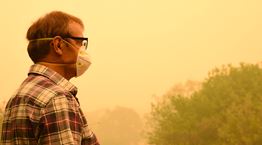 Πώς να προστατευτείς από την εισπνοή καπνού από τις πυρκαγιές, σύμφωνα με τους ειδικούς