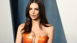 Η Emily Ratajkowski λιάζεται σε πισίνα χωρίς ρούχα, τα λόγια είναι περιττά